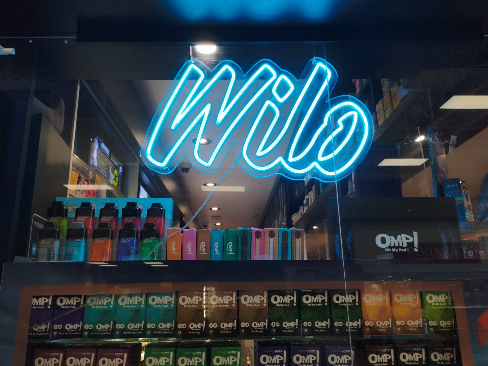 Néon Wilo dans la vitrine vape, Horizon 3000 Massy